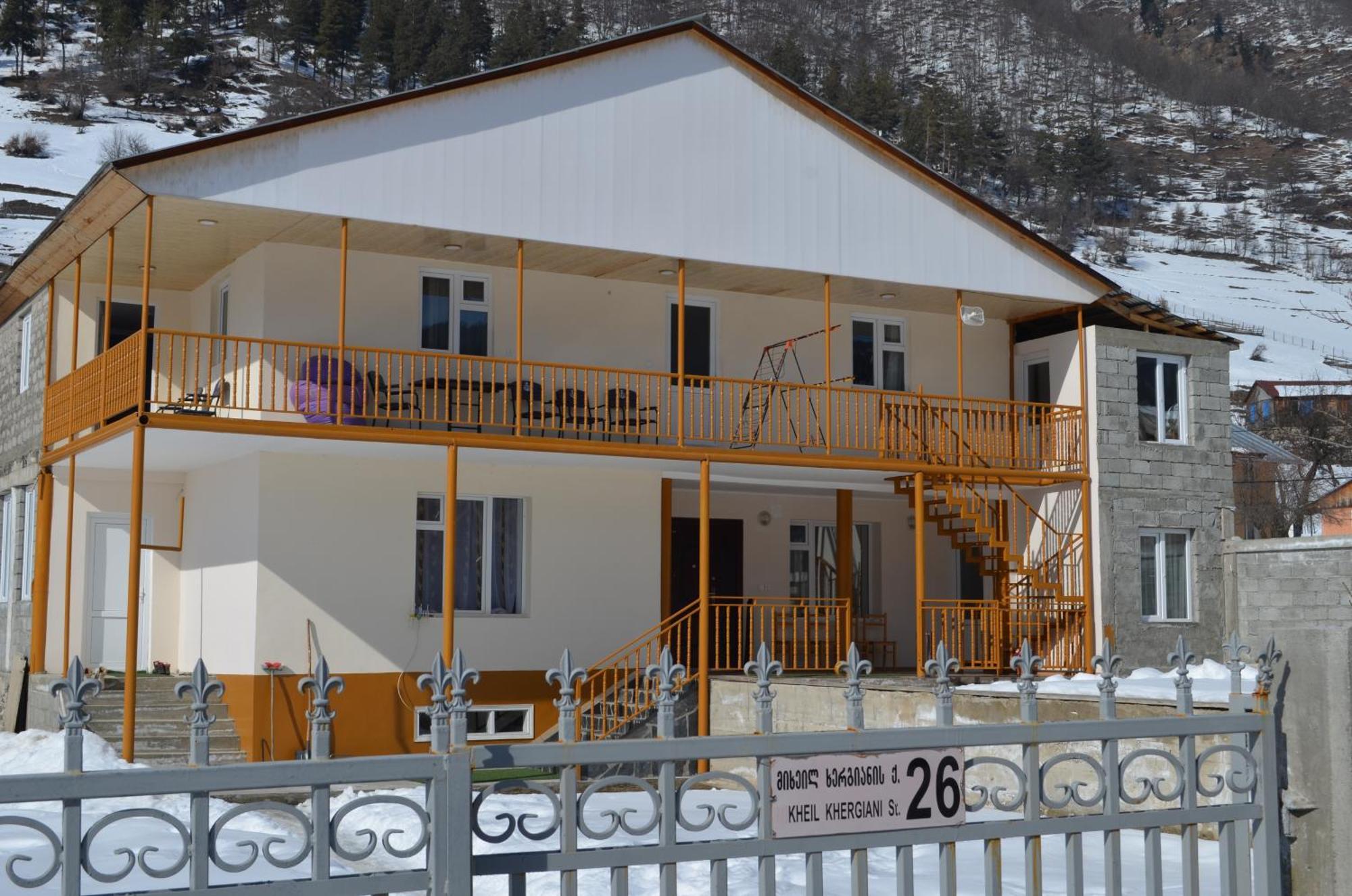Guesthouse Qarim Mestia Ngoại thất bức ảnh