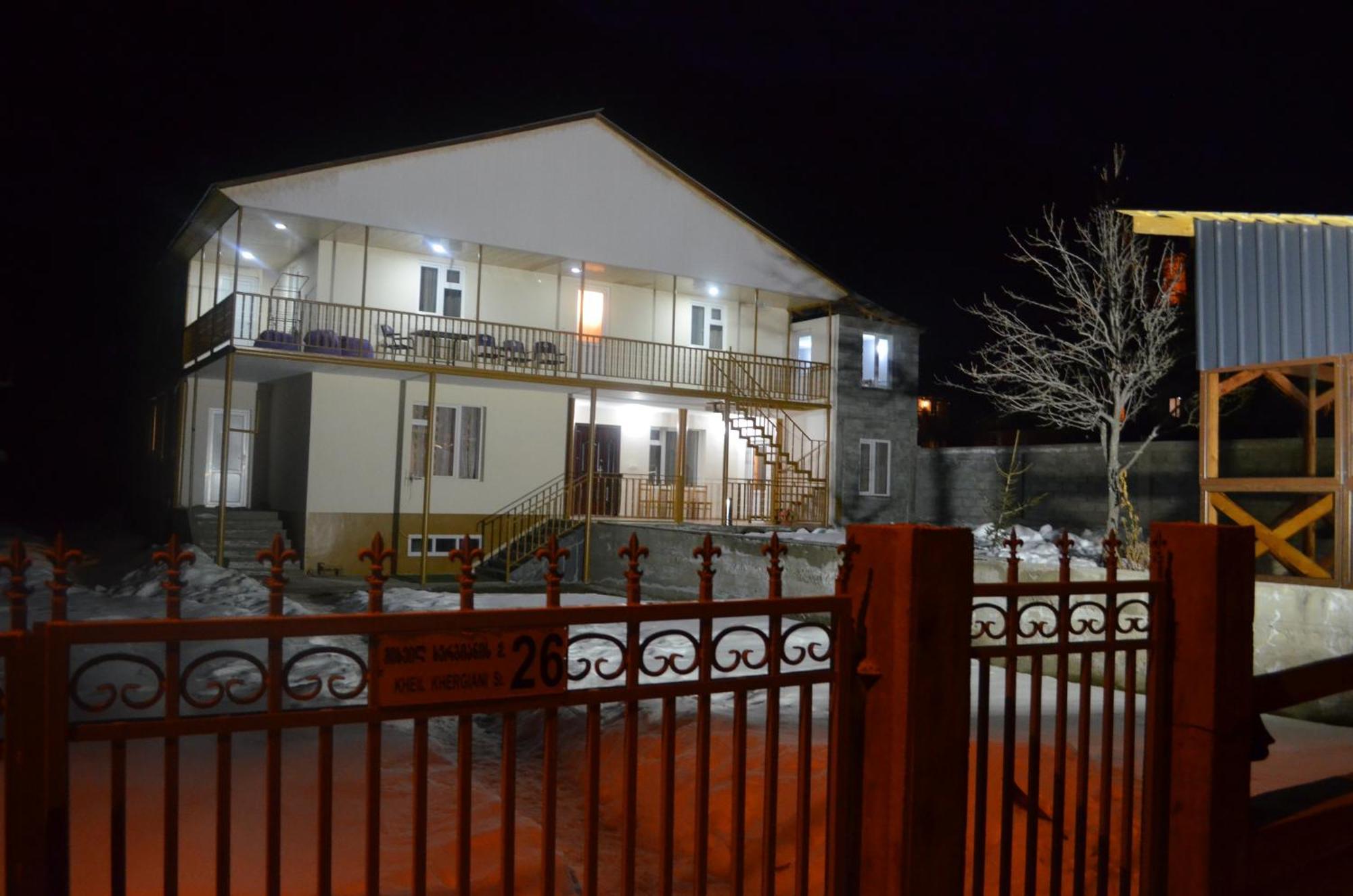 Guesthouse Qarim Mestia Ngoại thất bức ảnh